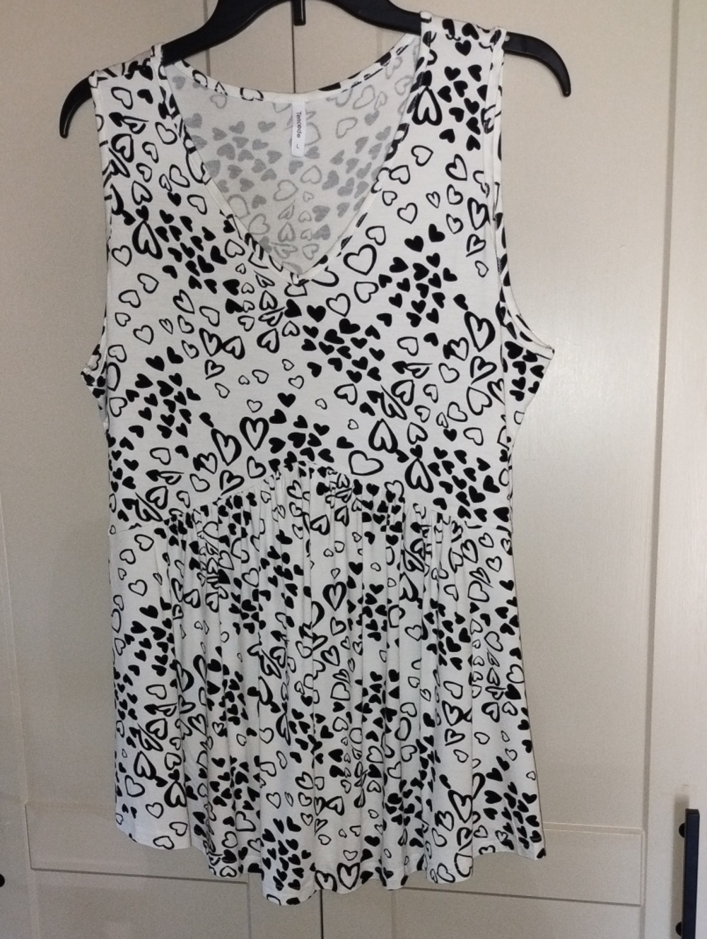 Women’s Black & White Heart Print Sleeveless Top